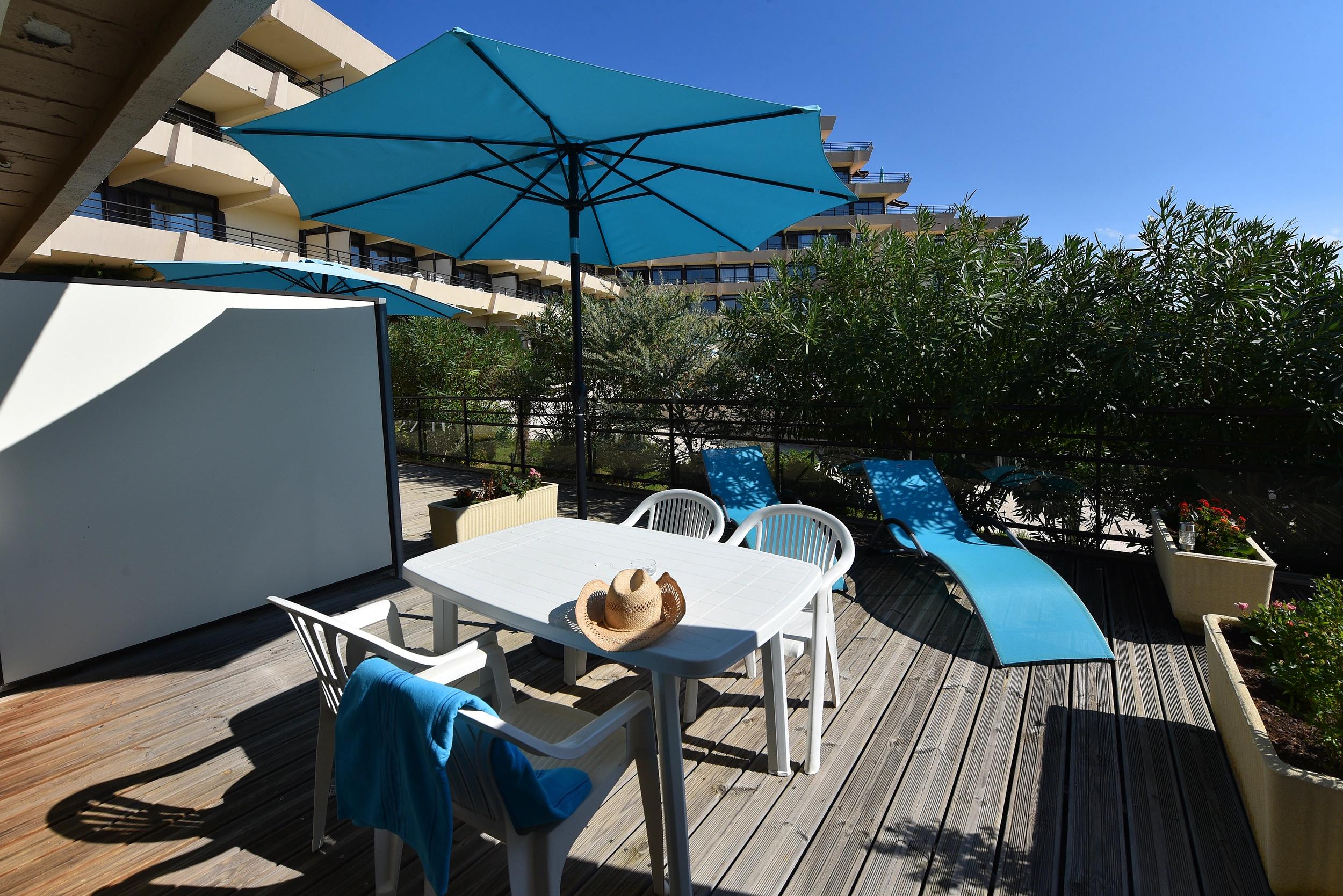 Terrasse ensoleillée à la résidence les Calanques à Ajaccio