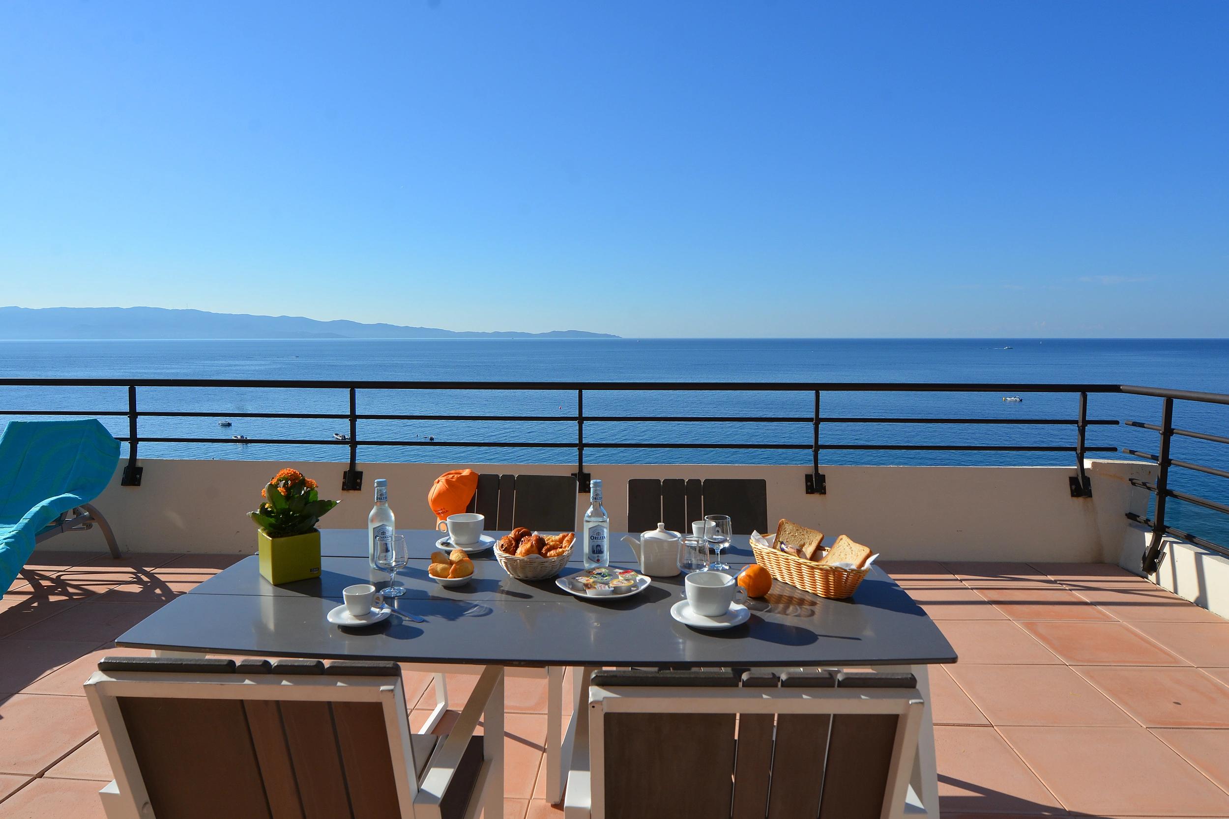 Terrasse avec vue panoramique sur la mer dans nos appartements supérieurs dans notre résidence Les Calanques