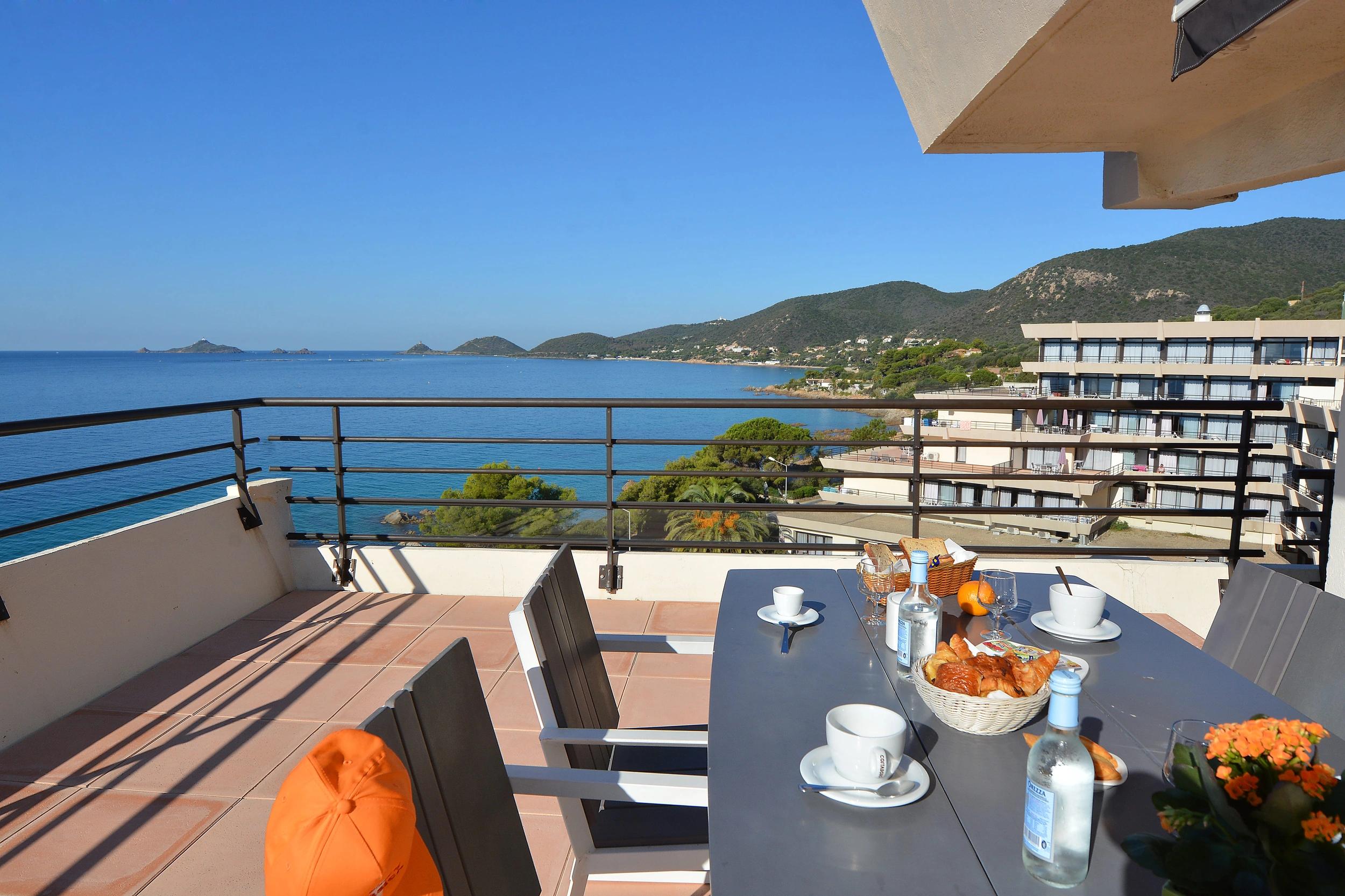 Terrasse avec vue panoramique sur la mer dans nos appartements supérieurs