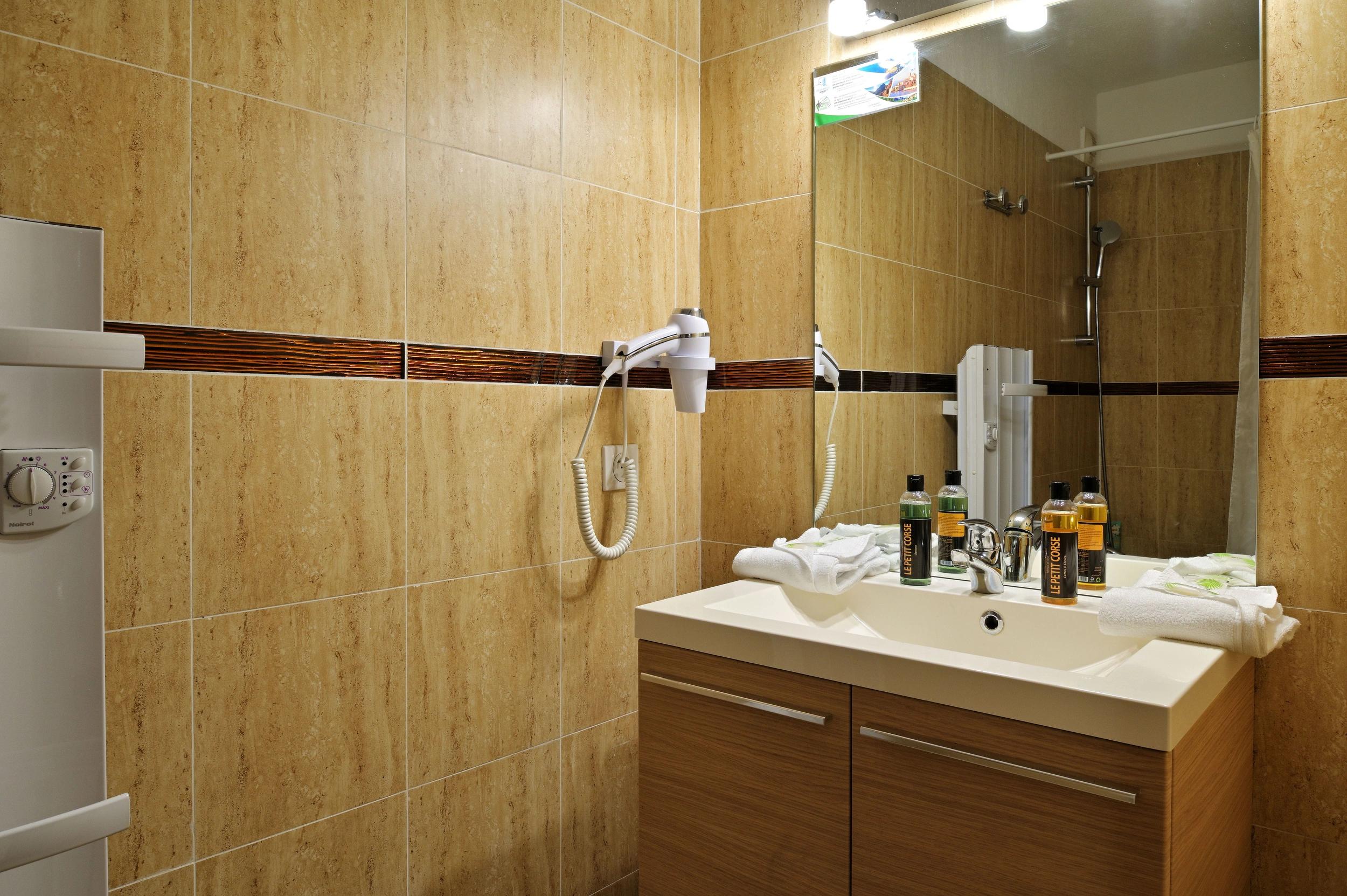 Salle de bain spacieuse dans nos appartements 3 chambres à Ajaccio
